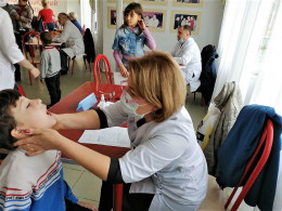 Специалисты детской поликлиники осмотрели детей из Херсонской области Специалисты детской поликлиники осмотрели детей из Херсонской области