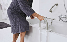 Пожилой человек отказывается мыться: что делать?