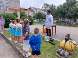Для пациентов детского стационара провели праздничную программу Для пациентов детского стационара провели праздничную программу
