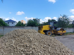 Парковку у детской поликлиники отсыпали щебнем Парковку у детской поликлиники отсыпали щебнем