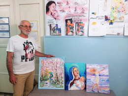 Анапские художники дарят картины горбольнице
