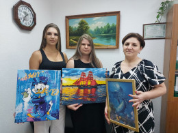 Анапские художники дарят картины горбольнице Анапские художники дарят картины горбольнице