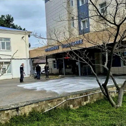 Сотрудники Городской больницы Анапы дружно вышли на уборку территории
