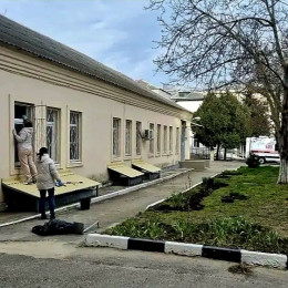 Сотрудники Городской больницы Анапы дружно вышли на уборку территории